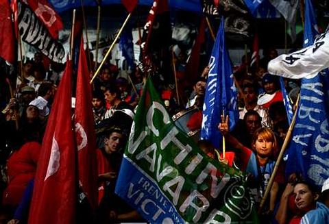 Simpatizantes del candidato krichnerista  Insaurralde, durante el cierre de campaña.