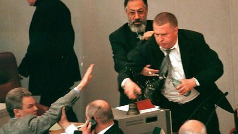 El detenido Sergu�i Furgal era miembro del Partido Liberal Democr�tico de Rusia, cuyo l�der es Vlad�mir Zhirinovski, representado en la fotograf�a