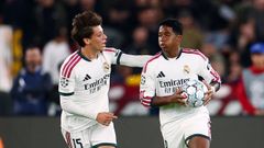 G�ler (izquierda) y Endrick, celebrando el tercer gol del Real Madrid.