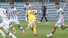 Rub�n L�pez, rodeado de rivales de la Real Sociedad B en el partido del 18 de mayo del 2024 disputado en Zubieta