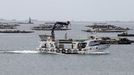 Foto de archivo de un barco navegando en Arousa entre bateas de mejilln