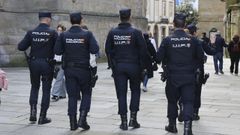 Agentes de la UIP de la Polic�a Nacional patrullando por el centro hist�rico de Santiago.