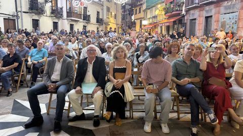 Ricardo Marini (segundo por la izquierda) antes de empezar el preg�n en O Barco.