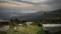 A Figueira cuenta con bancos de piedra en los que sentarse a disfrutar de las vistas.