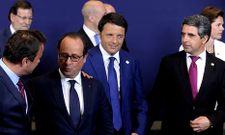 El luxemburgu�s Xavier Bettel conversa con el presidente Hollande, en presencia del primer ministro italiano, Matteo Renzi, y el presidente de Bulgaria, Rosen Plevneliev. 
