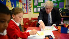 El primer ministro britnico, Boris Johnson, este viernes, durante una clase de dibujo en un colegio de South Ruislip