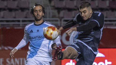 Xavi despeja un bal�n ante un jugador del Compos en el duelo que libraron en el estadio Vero Boquete.