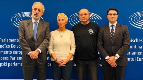 El europarlamentario gallego Francisco Milln Mon, los padres de Diego Bello, y el abogado Guillermo Mosquera, en Bruselas