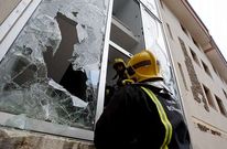 Dos bomberos en las tareas de extinci�n del fuego en el tercer piso abuhardillado. 