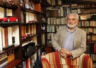 Daro Villanueva, retratado en la biblioteca de su casa en Santiago de Compostela. 