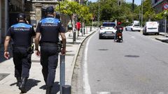 Dos policas locales patrullando por las calles de Noia.