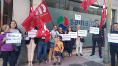 La protesta se llev� a cabo delante de la sede de la empresa