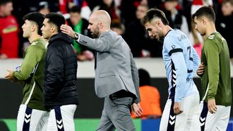 Claudio Gir�ldez, con los futbolistas del Celta, tras la derrota ante el Friburgo.
