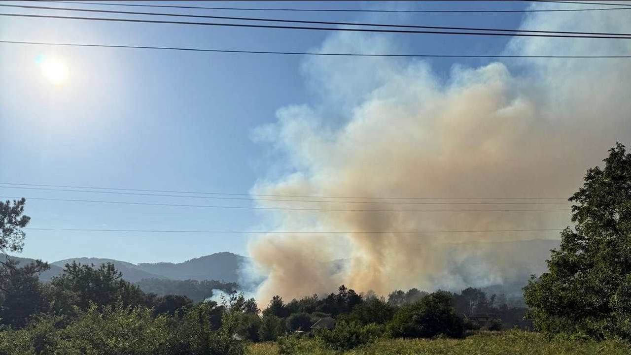 Los bomberos se afanan por controlar un incendio forestal entre Ponteareas y Mondariz