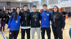 Ainhoa�Teira, Lois Tom�s, Javi Otero, Mart�n Lois y Nuria Cernadas, con sus medallas.