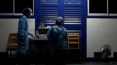 Doctores de una oeneg� de Singapur trabajan en una cl�nica atendiendo a inmigrantes, uno de los colectivos m�s castigados por la pandemia
