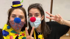 Iria y Mar�a se enfundaron el disfraz de payaso para visitar a los ni�os de la planta de pediatr�a, habitaci�n por habitaci�n, y llevarlos al Aula Andrea, donde les ten�an preparada una tarde llena de juegos y sorpresas en la que se olvidaron, por un momento, de d�nde estaban. Y, como recuerdo, les entregaron un payasito de regalo.