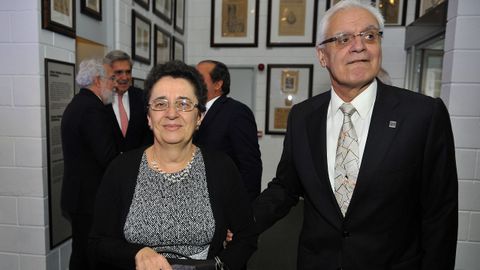 El presidente de la RAG, Vctor Freixanes, con Rosario Alvrez, presidenta del Consello da Cultura Galega