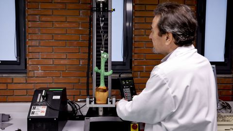 Un profesional del Laboratorio de Consumo de Galicia pasa revista a un juguete.