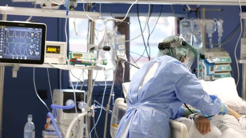 Una enfermera atiende a un paciente de covid en un hospital durante la pandemia.