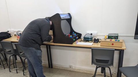 Los alumnos del ciclo medio est�n trabajando en una m�quina recreativa.