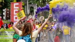 Alrededor de un centenar de profesores de escuelas de 0 a 3 a�os participan en una manifestaci�n este jueves, por las calles del centro de Oviedo reivindicando sus derechos