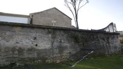 Imagen de archivo de desperfectos en la muralla de la capilla de Oza, en los accesos a la playa