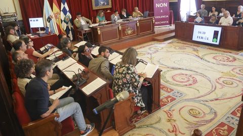 El sal�n de plenos durante la sesi�n de este jueves, con la pantalla que muestra el nuevo sem�foro de tiempos.