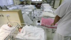Reci�n nacidos en la sala nido de un hospital.