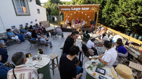 O c�mping Lago-Mar xa ten afianzado o seu peso cultural na comarca. Na imaxe, unha presentaci�n literaria e musical, en fotograf�a de arquivo