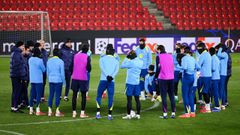 La plantilla del Barcelona, durante el entrenamiento previo en Praga