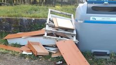 Aparecieron residuos voluminosos junto a un contenedor