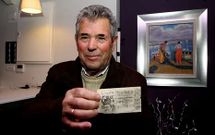 Jos� Fontoira muestra una copia del n�mero que dej� en O Grove 200 millones de pesetas en 1982.