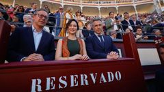 La presidenta de la comunidad de Madrid, Isabel Daz Ayuso, en el centro durante la corrida del viernes en la plaza de toros de Las Ventas