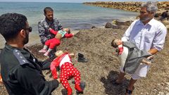 Los tres bebes que murieron tras el naufragio de una embarcaci�n hinchable frente a las costa libia