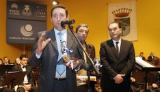 Mouri�o, en el momento de recoger en diciembre del 2008 la distinci�n que acaba de serle retirada. 
