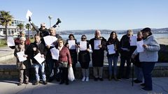 Imagen de la concentraci�n tras la primera recogida de firmas para la regeneraci�n de la playa de vecinos de Sada