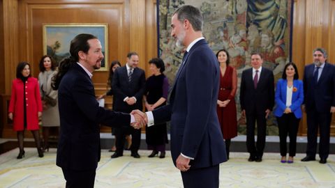 Pablo Igleisas saluda a Felipe VI tras prometer su cargo ante el monarca como vicepresidente segundo del Gobierno