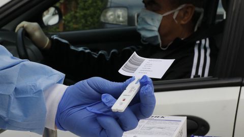 M�todo Elisa: a diferencia de los PCR (que detectan el virus en muestras de saliva), los test serol�gicos buscan anticuerpos. En el primer test del estudio se extrae sangre con una punci�n. El segundo, que se realiza unas semanas m�s tarde, tiene mayor sensibilidad y es con venopunci�n, como en un an�lisis de sangre. Esta muestra de suero se analiza en un laboratorio. En la foto vemos una recogida de muestras en Ourense