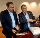 El embajador, Eugenio Mart�nez, y el alcalde, Sim�n Guardado.