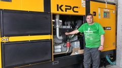 Jos Manuel, con el potente equipo electrgeno que adquirieron para su explotacin ganadera.