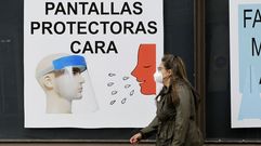 Anuncio de venta de pantallas protectotras en el escaparate de un comercio de Monforte