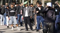 Colas de inmigrantes en Barcelona para acogerse al proceso de regularizaci�n.