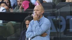 El entrenador del Racing de Santander, Jos� Alberto, durante el partido ante el Celta en Bala�dos.