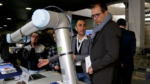 Vctor Alonso (CTAG) explica al director de PSA (derecha) cmo funciona el nuevo robot