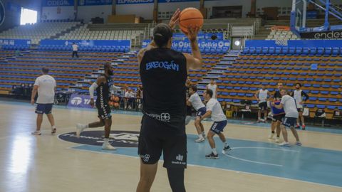 Primer entrenamiento del Breog�n 2026-2027 en el Pazo dos Deportes de Lugo