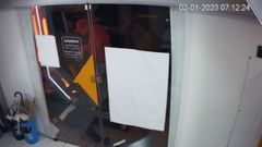 Fotograma de la c�mara de seguridad que grab� la trifulca, con la v�ctima en el suelo y un presunto agresor de pie 