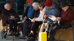 Un grupo de jubilados pasan el rato en el apartamiento de un hipermercado de Monforte, en una foto hecha en el 2019