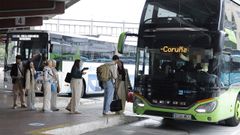 Viajeros accediendo a autobuses interurbanos en la estacin de A Corua. No todos estn autorizados a llevar pasajeros de pie