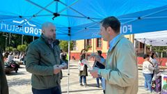 El secretario general de FORO Asturias y candidato a la presidencia del Principado de Asturias, Adrián Pumares, y el candidato municipal de FORO Laviana, Roberto Vázquez Coto